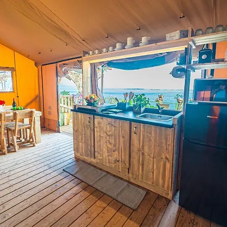 مكان تخييم Village Riva Blu