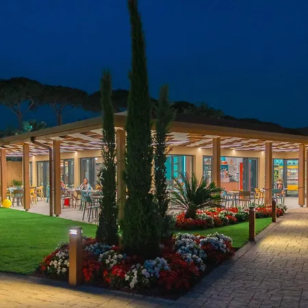 مكان تخييم Village Riva Blu