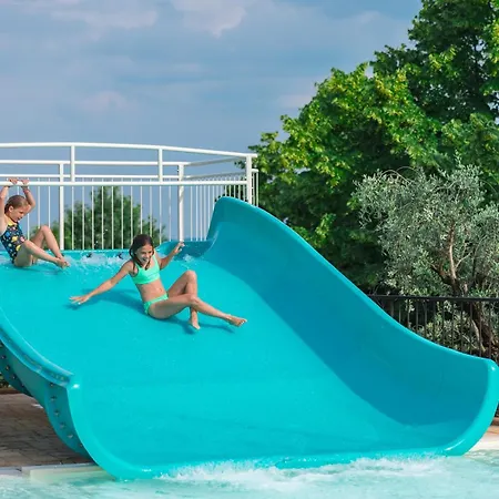 مكان تخييم Village Riva Blu *